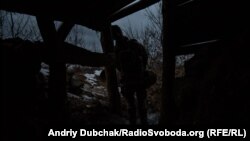 Український військовий на позиції облаштованій на териконі поблизу Новотроїцького, грудень 2019 року