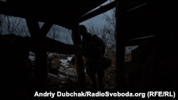 Український військовий на позиції облаштованій на териконі поблизу Новотроїцького, грудень 2019 року