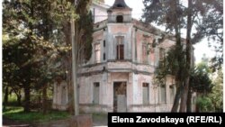 Дом купца Качикяна, построенный в начале прошлого века в Гудауте и внесенный в список памятников архитектуры, был приватизирован в 1994 году. С тех пор оно сменило четырех собственников