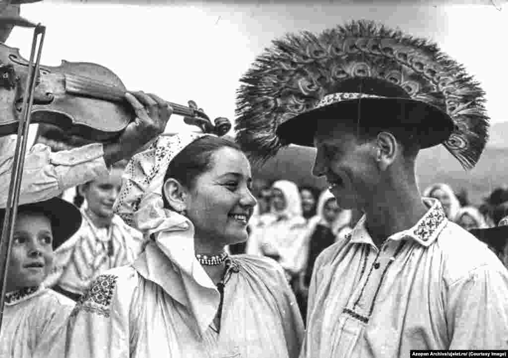 A couple in traditional clothing at a festival, probably in Romania&#39;s Cluj region &nbsp;After the Romanian revolution, Uj Elet continued for several years under the name&nbsp;Erdelyi Figyelo (Transylvanian Observer). Its last issue was published in 1996.&nbsp;