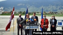 Oliver Varhelji, EU komesar za proširenje, govori na konferenciji za novinare na aerodromu u Sarajevu tokom posete BiH 24. novembra 2021.