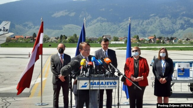 Oliver Varhelji, EU komesar za proširenje, govori na konferenciji za novinare na aerodromu u Sarajevu tokom posete BiH 24. novembra 2021.