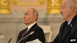 Очільники Росії та Білорусі: Володимир Путін (ліворуч) та Олександр Лукашенко (праворуч) на засіданні Вищої державної ради Союзної держави Росії та Білорусі в Москві. 26 лютого 2026 року