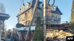 რუსეთის მიერ ხერსონის ოლქის ე.წ. გუბერნატორად დანიშნულმა ვლადიმირ სალდომ სოციალური ქსელებით 1 იანვარს გაავრცელა ფოტო სასტუმროსი, რომელზეც, მისი მტკიცებით, უკრაინული დრონებით შეტევა იყო 