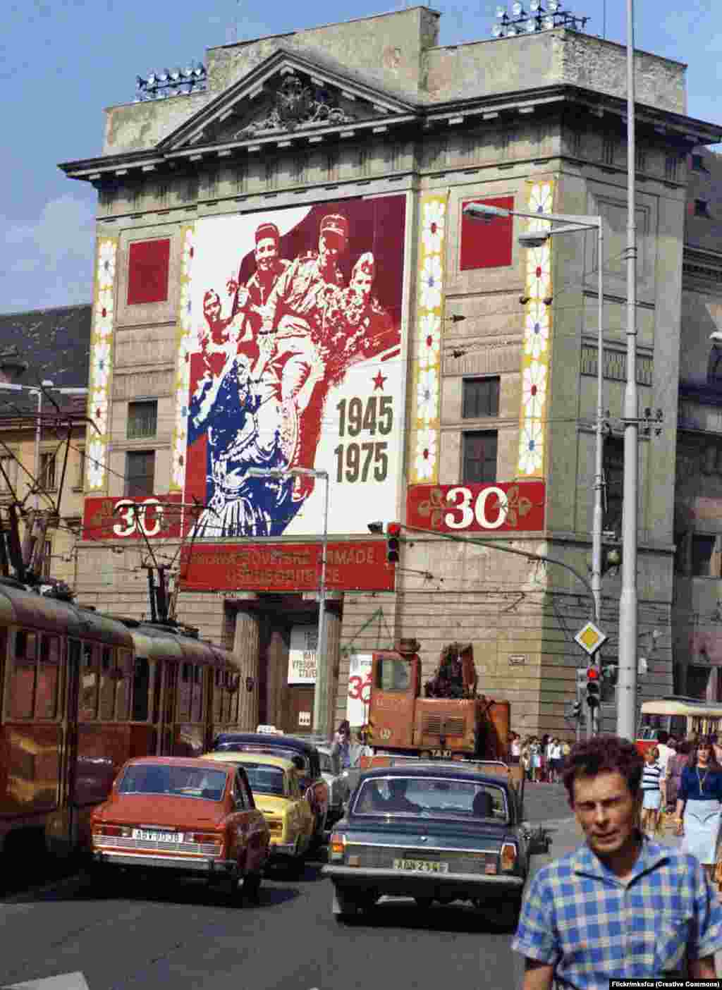 На фота 1975 году банэр на тэатры Гібэрна ў гонар 30-годзьдзя ўводу савецкіх войскаў у Прагу падчас Другой усясьветнай вайны.