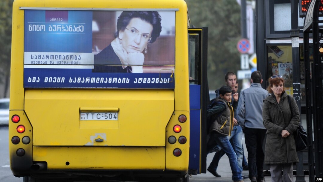 Нино Бурджанадзе давно ждала этого дня. Все последние годы она добивалась расследования разгона акции 26 мая. Экс-спикер парламента уверенно вошла в зал суда, встала у трибуны и стала чеканить слово за словом