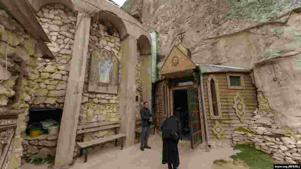 У порога новой, действующей пещерной церкви великомученицы Анастасии Узорешительницы, больше известной среди туристов как бисерный храм. Он обустроен в бывшей известняковой штольне