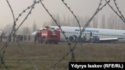 Ош әуежайына апатты жағдайда қонған «Авиа Траффик» әуе компаниясының Boeing ұшағы. Қырғызстан, 22 қараша 2015 жыл.