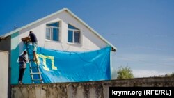 Кырымтатарлар бинага тамгалы байрак элә (архив фотосы)