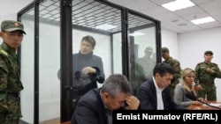 Бывший премьер-министр Кыргызстана Сапар Исаков (за стеклянной перегородкой) во время судебного процесса в Свердловском районном суде.