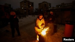 Жителі Києва під час відключень світла внаслідок російських атак, 26 січня 2026 року