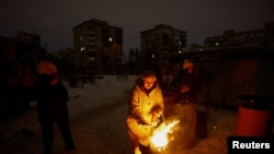 Люди гріються біля відкритого вогню в Києві, фото ілюстративне