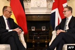 Cancelarul Germaniei, Friedrich Merz, discută cu prim-ministrul britanic, Keir Starmer, în timpul unei întâlniri pe Downing Street nr. 10 - Londra, 17 iulie 2025