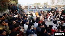 د تحریک انصاف سیاستوالانو او پلویانو د ډېسېمبر پر نهمه اډیالې زندان ته پر تلونکي سړک احتجاجي پرلت وواهه.