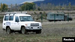 По мнению части политологов, мировое сообщество в общем-то удовлетворено сложившимся в зоне конфликта статус-кво как возможности избежать худшего