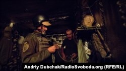 Український солдат ремонтує електропроводку на передових позиціях української армії поблизу Зайцевого, що під під Горлівкою