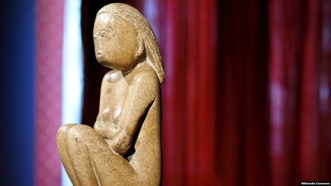 Statuia a fost creată în aceeași perioadă cu „Sărutul” și „Rugăciune”.