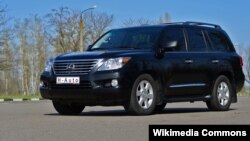 "Лексус 570" үлгүсүндөгү автоунаа