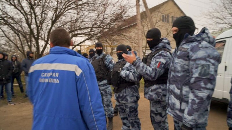 Живые щиты и «охрана порядка» при обысках. Чем сейчас занимается российский ОМОН в Крыму (фотогалерея)
