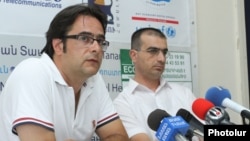 Андреас Гукасян (слева), лидер гражданского движения «Вставай, Армения».  