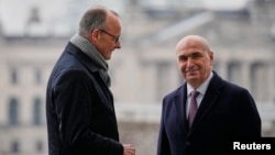 Cancelarul german Friedrich Merz (stânga) îl primește pe prim-ministrul român Ilie Bolojan la Berlin, 28 ianuarie 2026