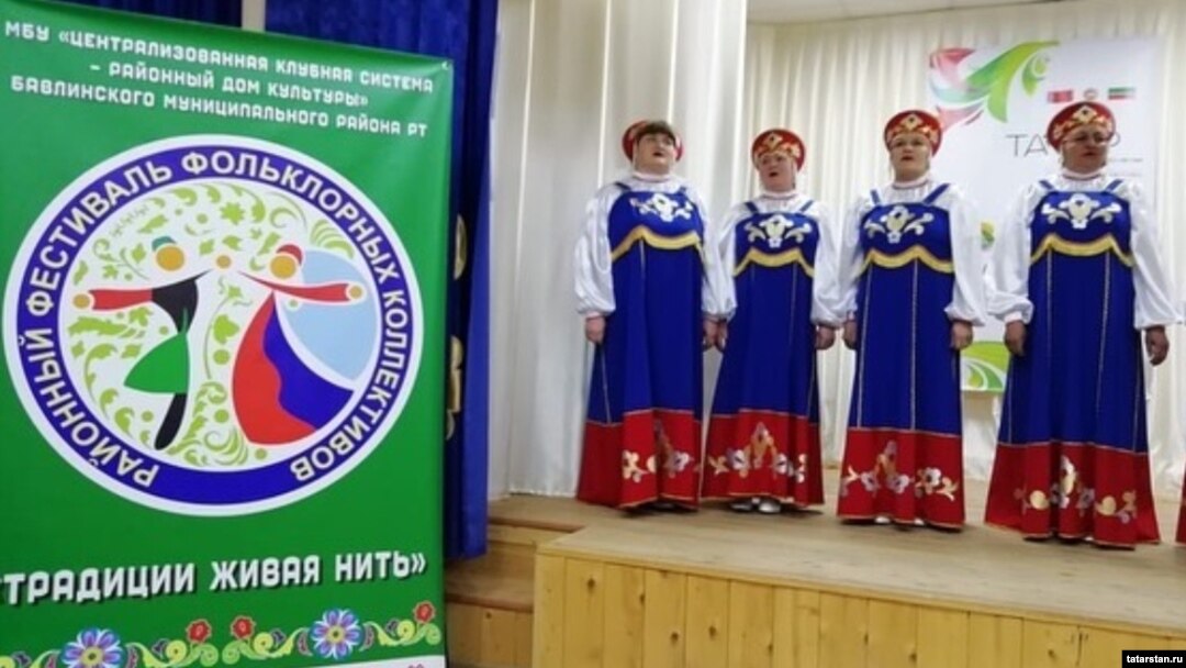 Фольклор фестивалендә баннер урыс телендә генә