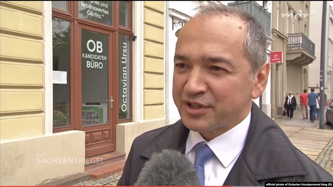 Octavian Ursu are 52 de ani, s-a născut la București, unde a absolvit școala și Conservatorul, și a emigrat în Germania în 1990