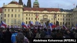 Чехийн Республика -- Масийтта бIе стаг ву иммигранташна дуьхьал дIахьочу гуламехь Чехийн байракхашца 2016чу шарахь, Чиллан беттан 6чу дийнахь. 