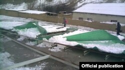 Лейлекте мектеп алдындагы чатыр кулап, үч окуучунун буту сынды