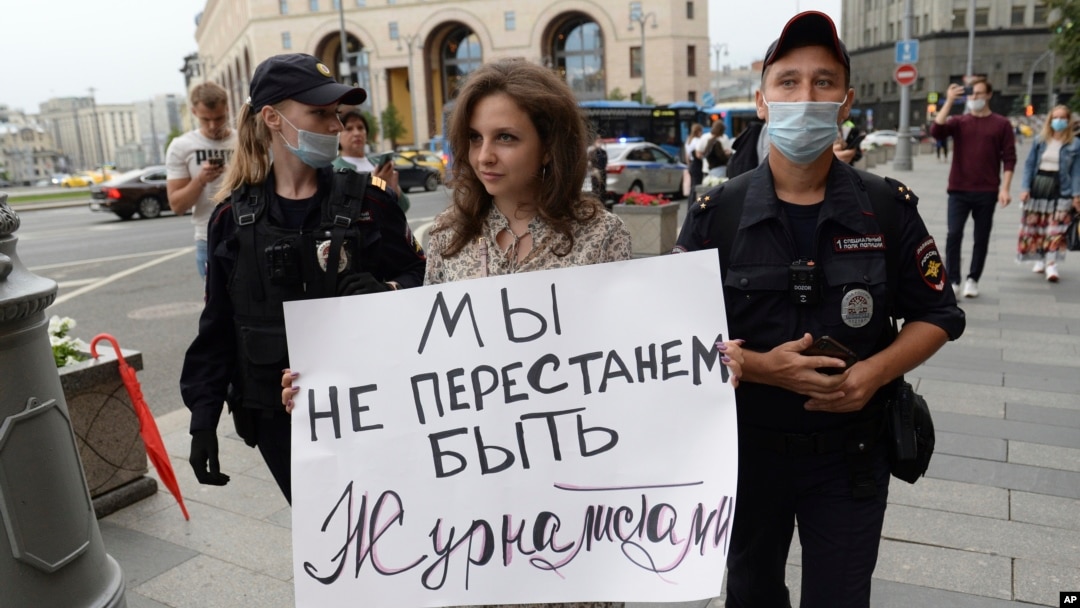 Jurnaliștii care au protestat individual au avut pancarte cu mesaje precum „Nu vom înceta să fim jurnaliști”