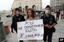 „Nu vom înceta să fim jurnaliști”, scrie pe pancarta unei protestatare, reținută de poliție la Moscova, 21 august 2021.