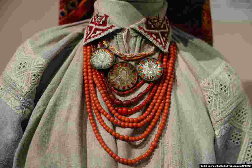 Друга експозиція музею Гончара – «Чорнобиль: врятовані скарби Полісся». Вона демонструє речі, вивезені з покинутих внаслідок катастрофи територій – традиційний одяг, побутові предмети, елементи інтерʼєру