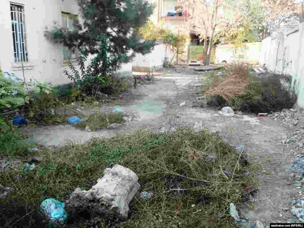 Aşgabatda ýaşaýyş jaýlarynyň biriniň howlusy