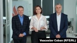 Victoria Coroban, gazda podcastului „Dincolo de știri”, alături de analiștii Nicolae Negru și Igor Boțan, în redacția Europei Libere de la Chișinău.