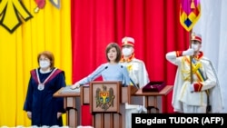 24 decembrie 2020. Președinta Maia Sandu depunând jurământul, secondată de președinta Curții Constituționale, Domnica Manole