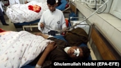 Howa zarbalarynda ýaralanan owgan oglany ýurduň Jalalabat şäherindäki keselhanada bejergi alýar. 2-nji ýanwar, 2018 ý.