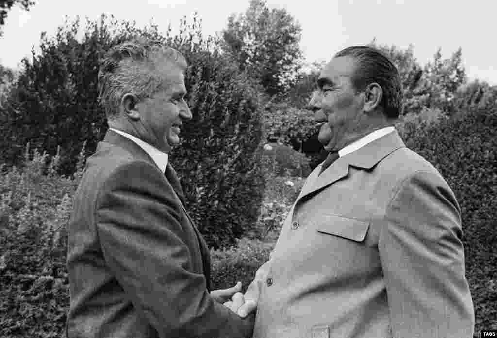 Глава Коммунистической партии Румынии Николае Чаушеску и генеральный секретарь КПСС Леонид Брежнев встречаются в Ялте, 1976 год