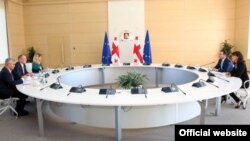 Делегация должна доложить Европарламенту о том, как Грузия выполняет обязательства, взятые в рамках договора об ассоциации с ЕС. То, что докладчики приехали задавать вопросы, а не делать заявления, стало ясно из повестки дня – многочисленные встречи и ни одной пресс-конференции