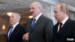 Belarus -- Russian President Vladimir Putin, his Kazakh and Belarusian counterparts Nursultan Nazarbaev and Alyaksandr Lukashenka pose prior a session of the Supreme Eurasian Economic Council in Minsk, April 29, 2014