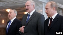 Слева направо - президенты Казахстана, Беларуси и России Нурсултан Назарбаев, Александр Лукашенко и Владимир Путин. Минск, 29 апреля 2014 года.