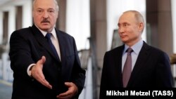 Belarus və Rusiya prezidentləri Alyaksandr Lukashenka (solda) və Vladimir Putin 