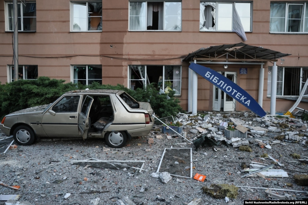 Hyrja e një librarie në Kiev më 6 qershor. Dronët dhe raketat ruse kanë shënjestruar vazhdimisht hapësira të civilëve, prej kur ka nisur lufta në shkurt të vitit 2022.