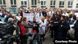 Протест на лекарите специјализанти пред Министерството за здравство во Скопје. Фото: novatv.mk