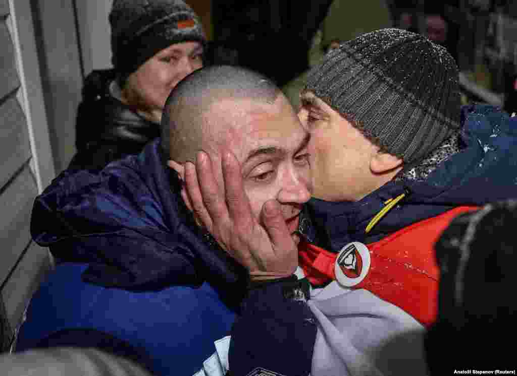 Іван обіймає свого сина, який повернувся з російського полону