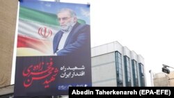 فرماندهان سپاه و مقامهای جمهوری اسلامی روایتها و جزئیات متناقضی درباره نحوه کشته شدن فخریزاده بیان کردهاند.
