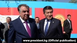 Президент Таджикистана Эмомали Рахмон и президент Кыргызстана Сооронбай Жээнбеков (справа) во время встречи в Ворухе. 26 июля 2019 года.