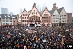 Zeci de mii de protestatari s-au strâns în centrul Frankfurtului.