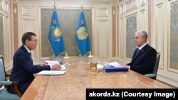 Орталық референдум комиссиясының төрағасы Нұрлан Әбдіровті Ақордада қабылдаған Қазақстан президенті Қасым-Жомарт Тоқаев "референдумды өткізу барысында ашықтыққа, заңдылыққа және барлық азаматқа тең жағдай жасау қажет екеніне баса назар аударды". Астана, 26 ақпан, 2026 жыл.