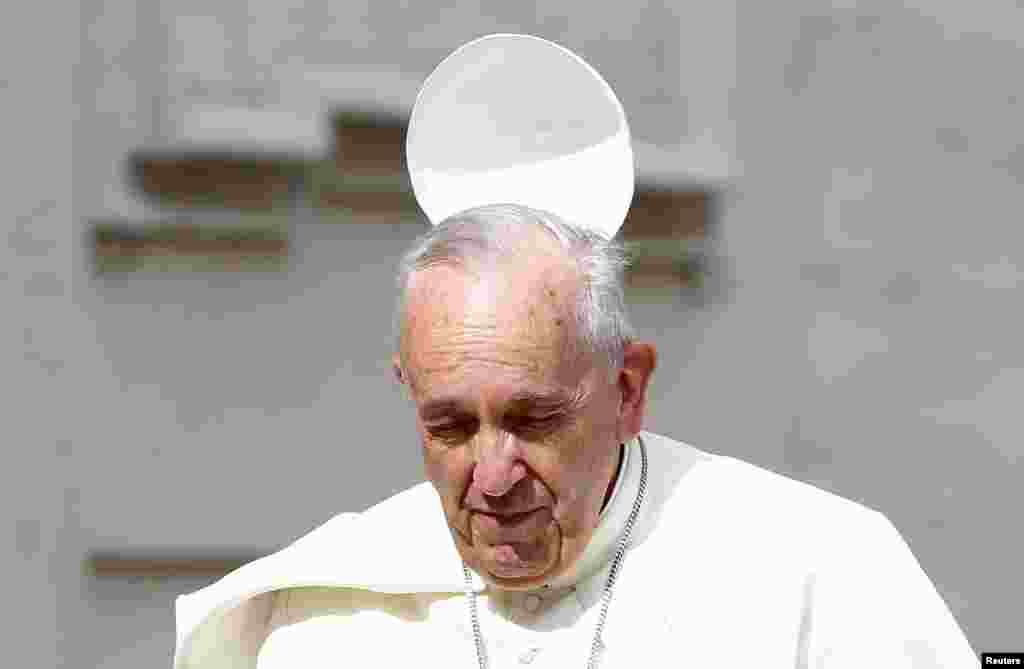 Külək Roma Papasının papağını başından uçurdur