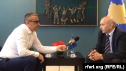 Novinar RSE Zijadin Gashi intervjuira premijera Kosova Isu Mustafu